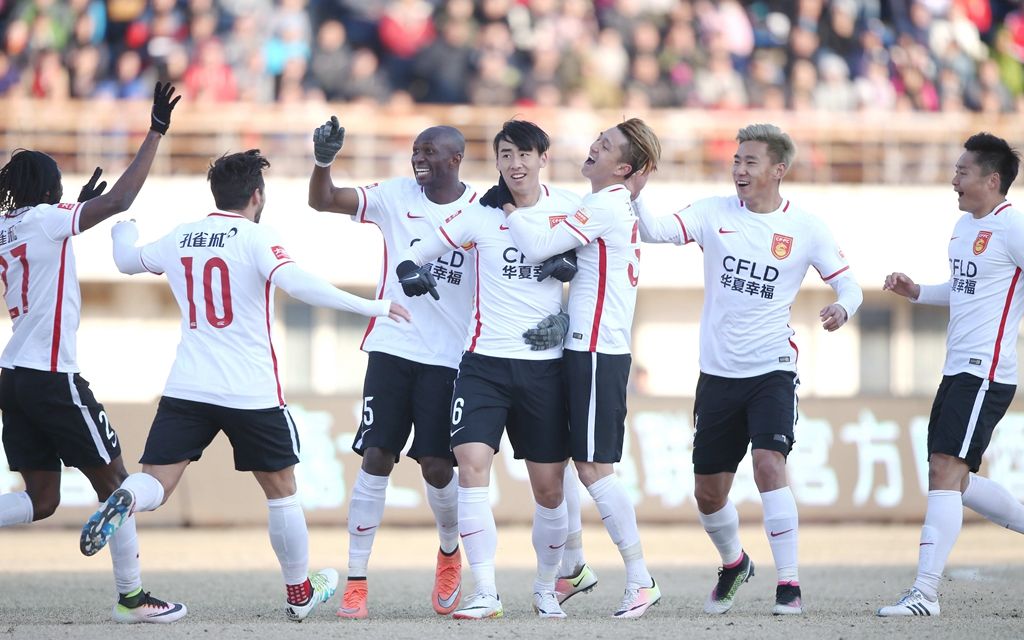 河北华夏幸福主场获胜,球迷热情庆祝 河北华夏幸福主场获胜,球迷热情庆祝