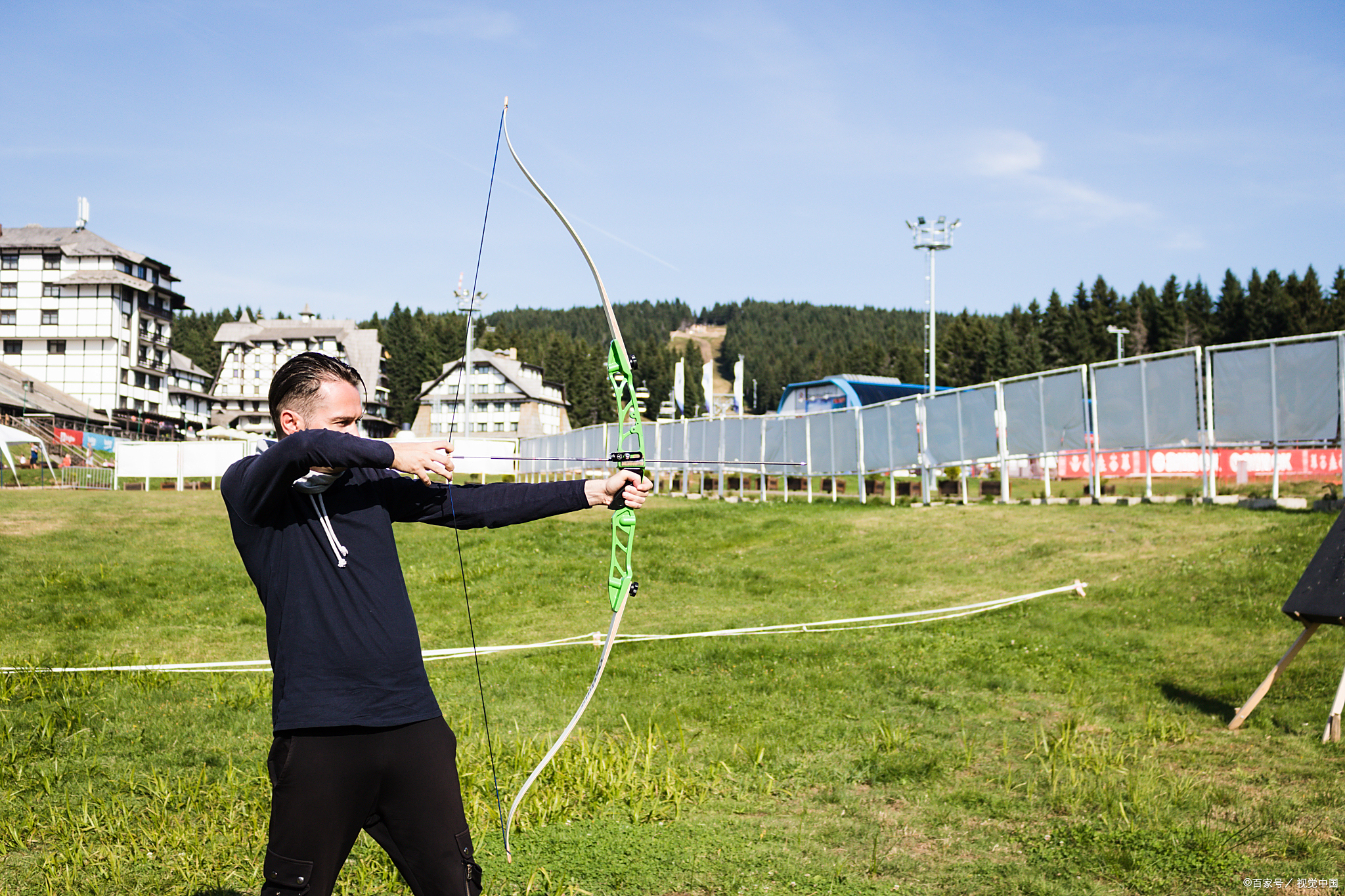 FB体育官方网站-射箭选手精准命中目标