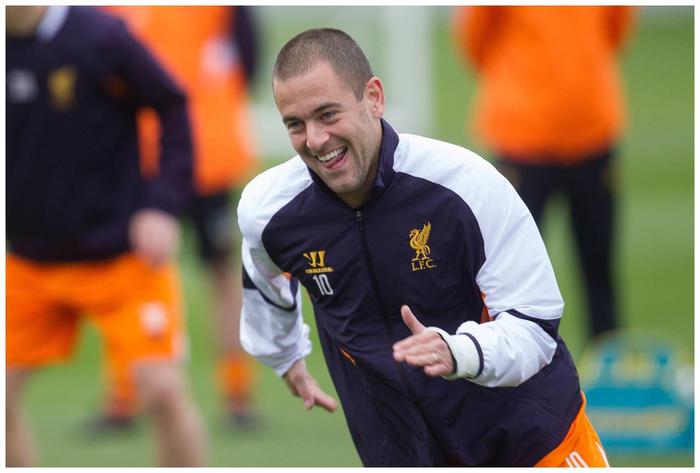 蓝军魔术师展现绝技,助球队胜出 蓝军魔术师展现绝技,助球队胜出