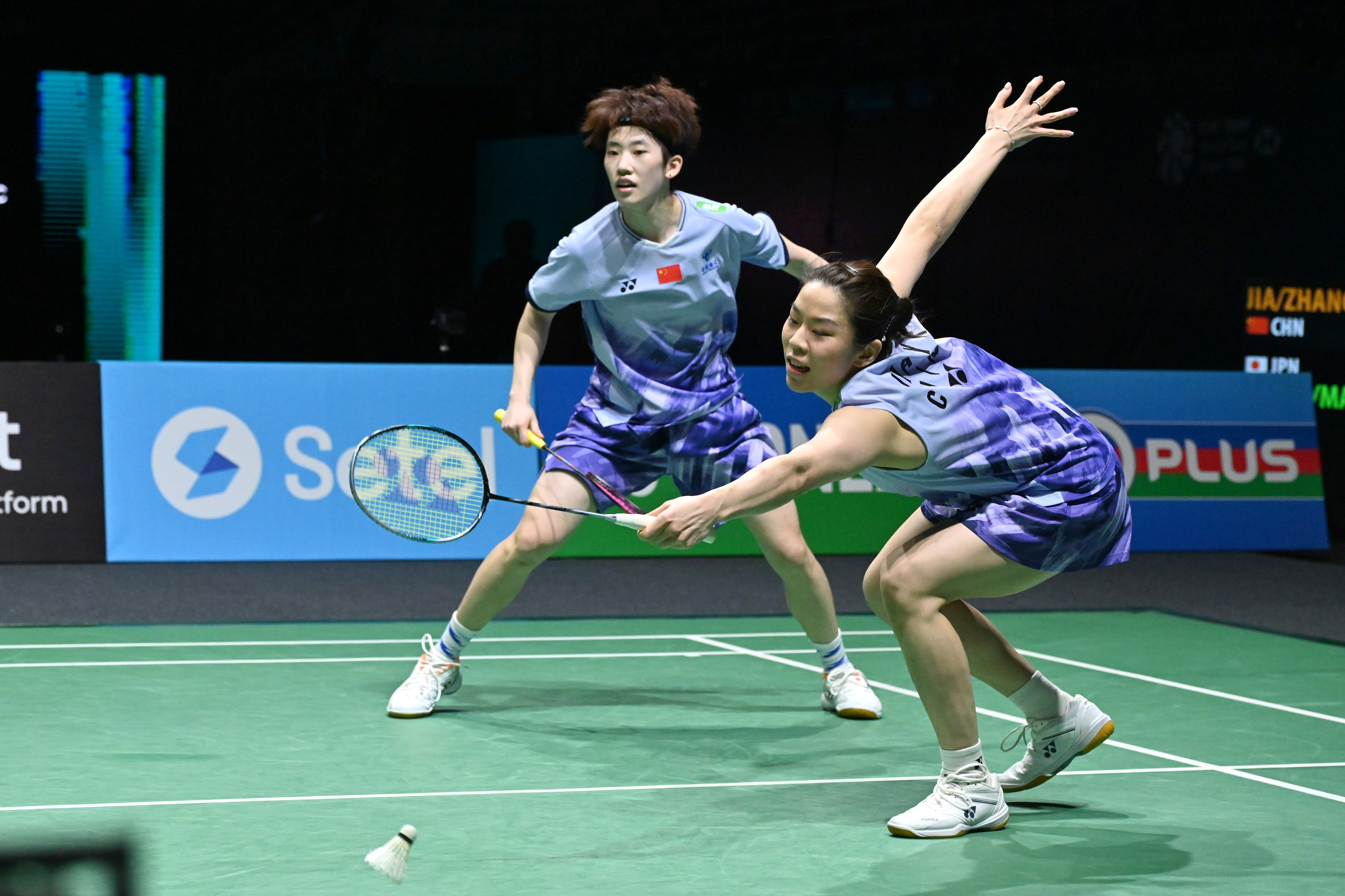 FB体育官网-羽毛球比赛选手实力对比，较量激烈引人注目