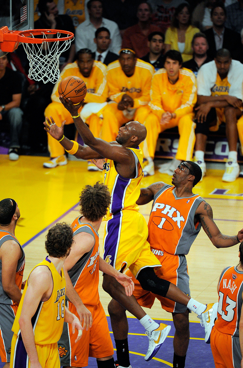 FB体育官方网站-詹姆斯实现关键进攻，带领湖人赢得比赛