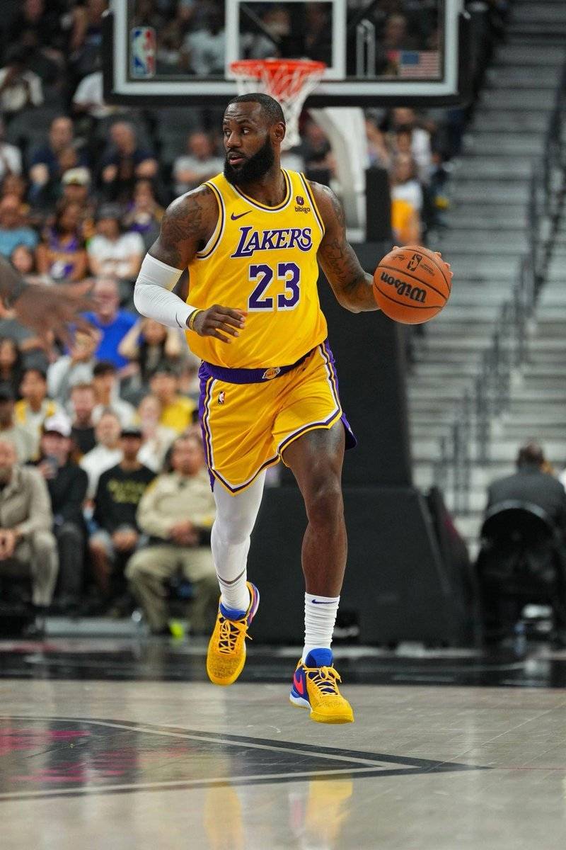 詹姆斯实现关键进攻,带领湖人赢得比赛 詹姆斯实现关键进攻,带领湖人赢得比赛