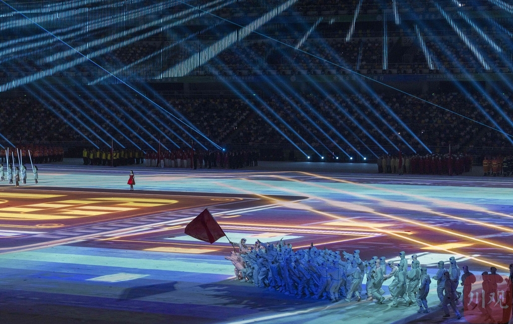 FB体育官网-日本运动员高举旗帜，决赛舞台期待他们