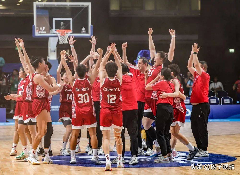 主场球队在比赛中战胜对手夺得胜利 主场球队在比赛中战胜对手夺得胜利