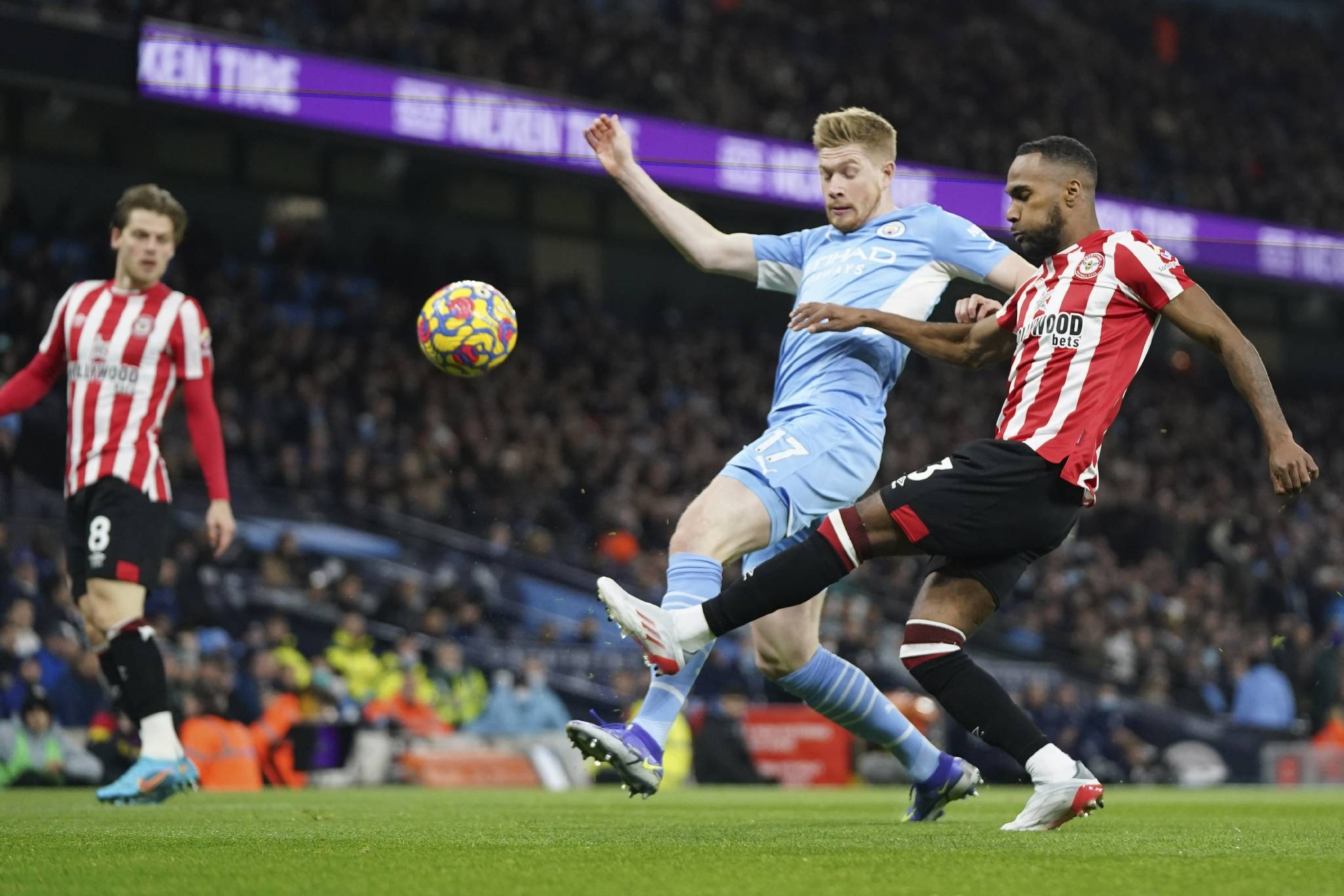 曼彻斯特城遭遇比分逆转,遗憾告负 曼彻斯特城遭遇比分逆转,遗憾告负