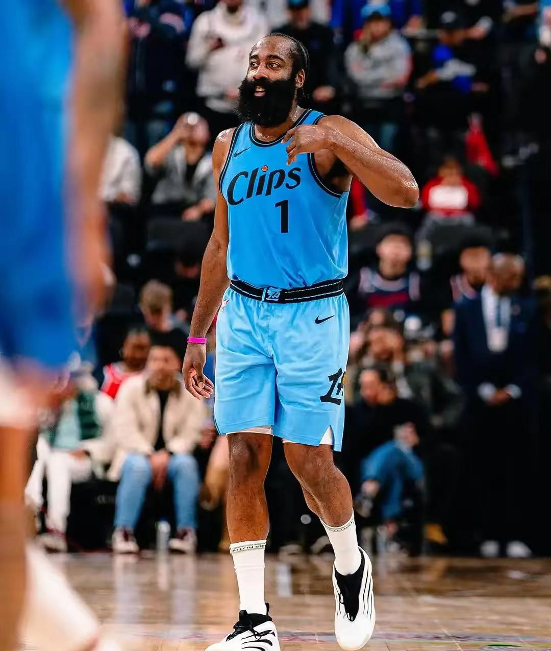 FB体育-加拿大篮球联赛全明星赛华丽上演，吸引众多观众