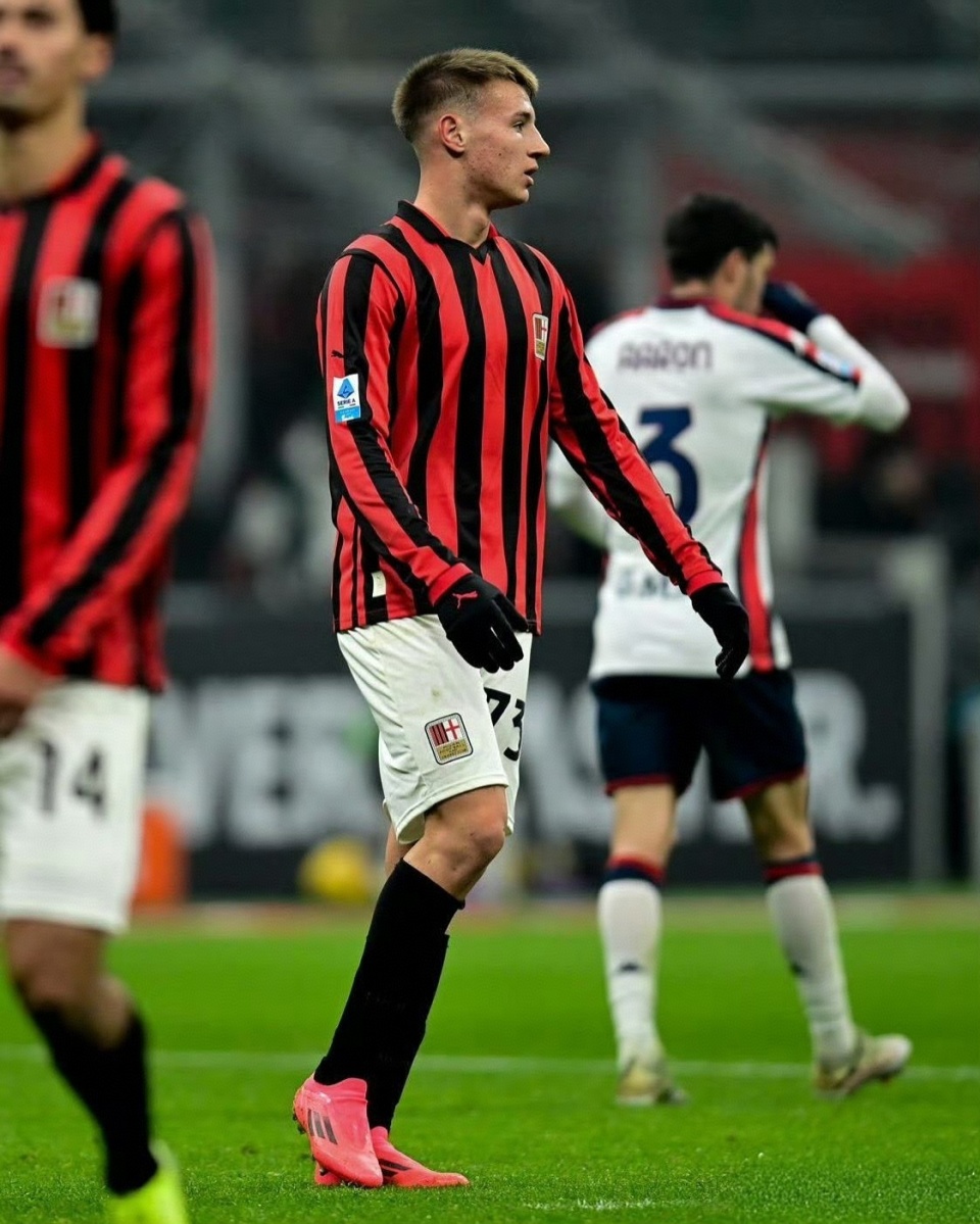 AC米兰签约南美青训球员,有望成新一代巨星 AC米兰签约南美青训球员,有望成新一代巨星