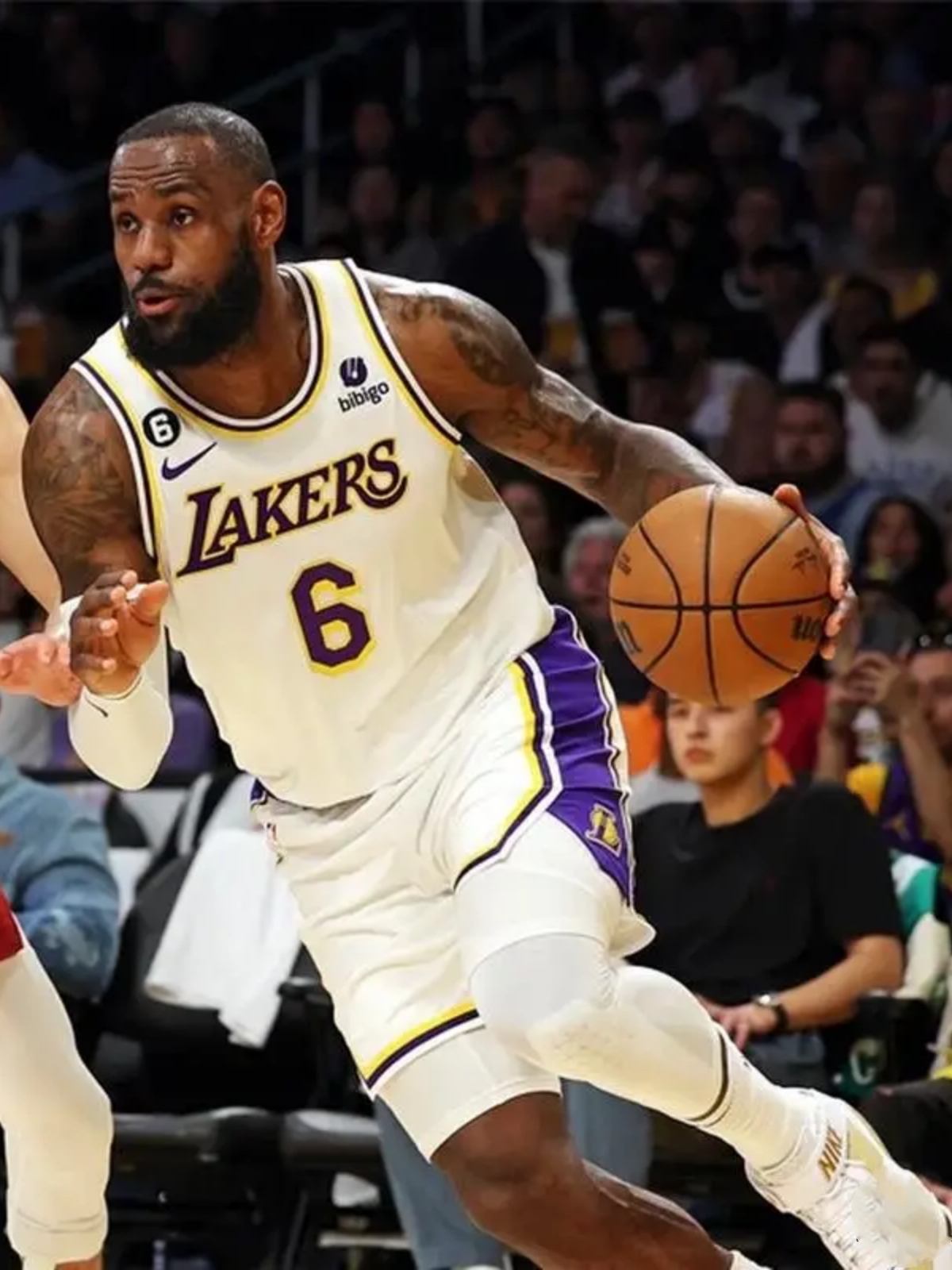 FB体育官方网站-年NBA季后赛首轮对决！激烈角逐燃情开战