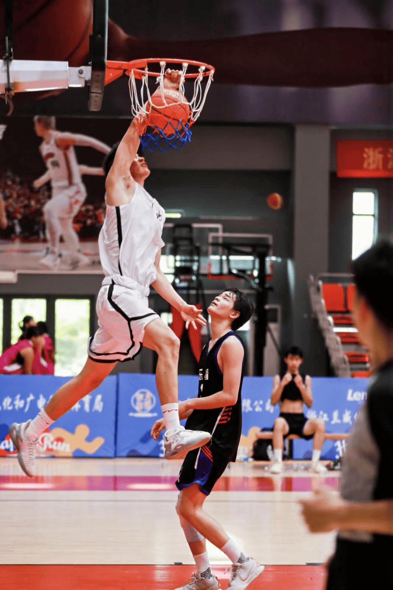 一次高难度扣篮让全场观众惊呼连连 一次高难度扣篮让全场观众惊呼连连