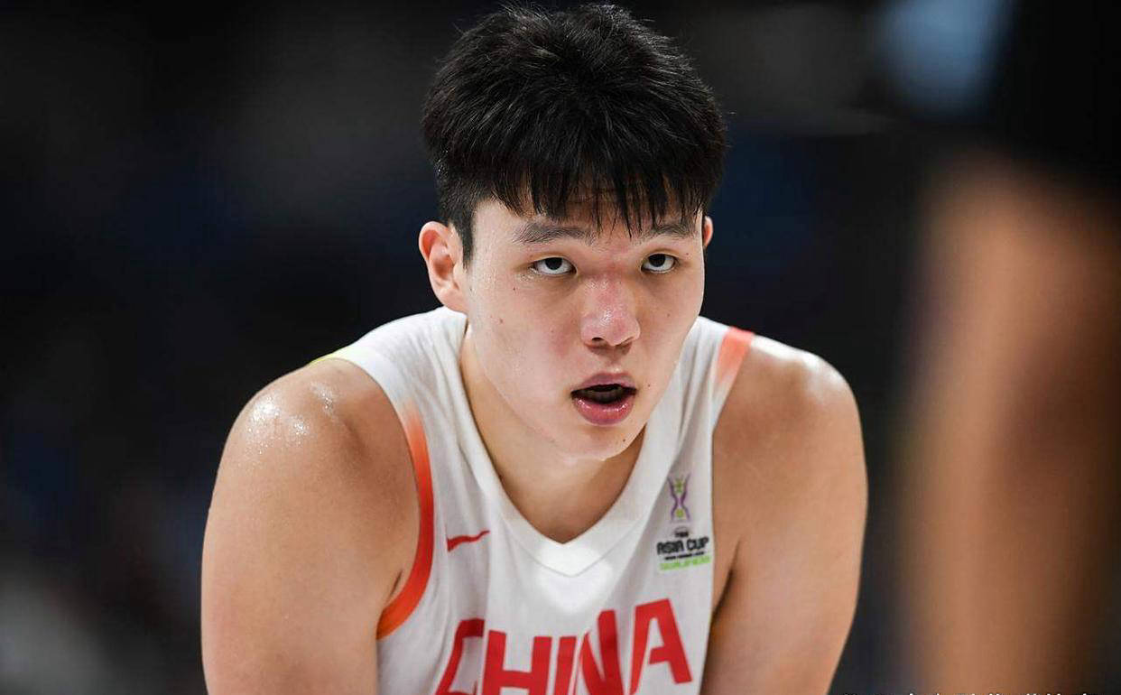 新秀球员崭露头角神奇表现,“突击得分”挑战极限! 新秀球员崭露头角神奇表现,“突击得分”挑战极限!