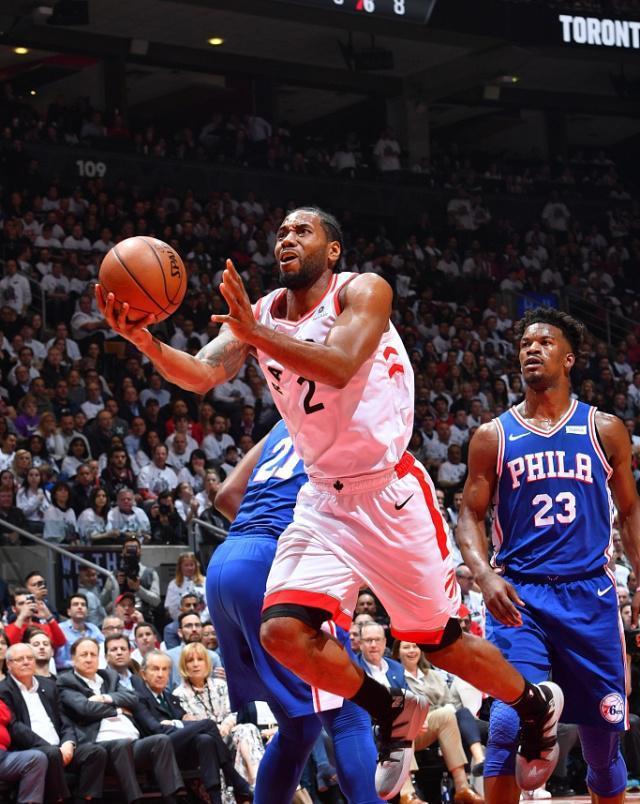 FB体育-小猛龙仰首欣赏扬尼斯，书豪大获全队赞誉