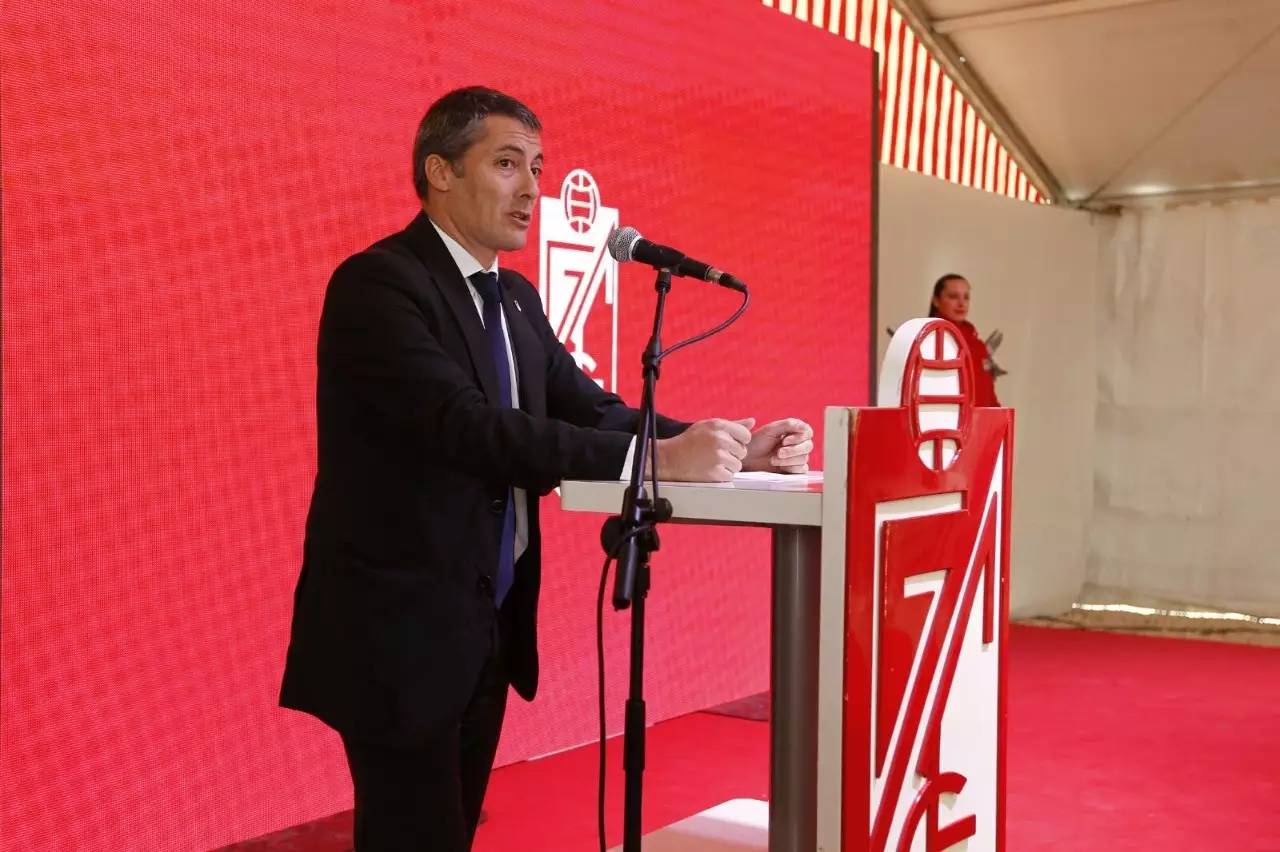 格拉纳达主教练坚定信念，力争保持领先优势